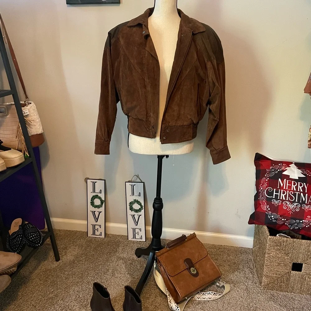 Bermans Woman’s Vintage Bomber Style Leather Jacket in great vintage condition - Picture 4 of 11